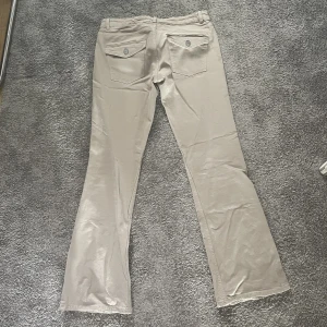 Utsvängda jeans - Jättefina jeans som knappt är använda, med fina fickor. Utsvänga/raka.