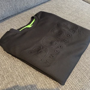 Hugo Boss tröja - Svart - Hugo Boss sweatshirt (Svart). Strl XL slimfit ( passar L). Bra skick. Hör av dig vid frågor. 