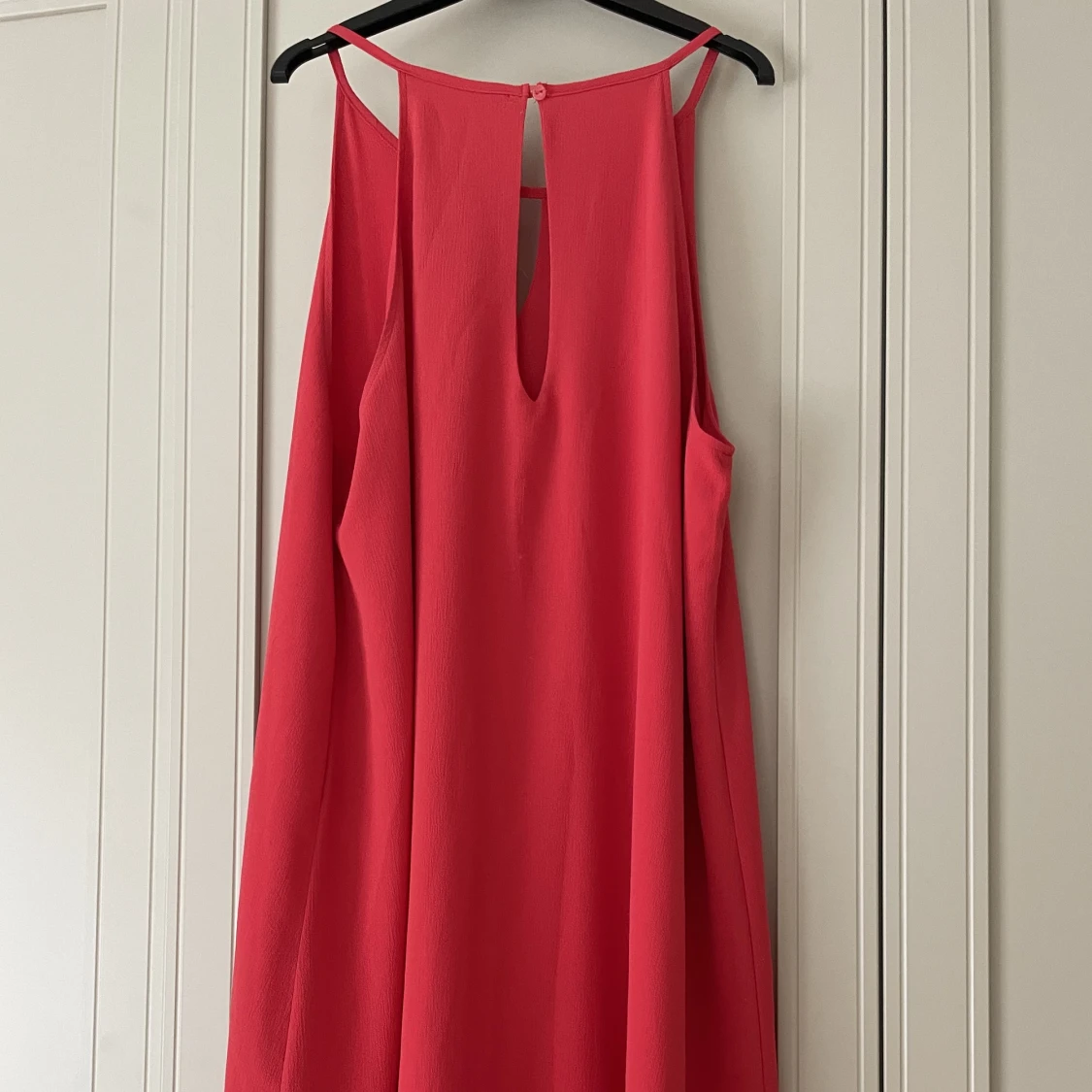 Fin klänning med detalj i ryggen - 90