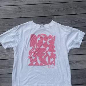 Säljer min fina t-shirt med rosa tryck som jag köpte på monki! Använd ett fåtal gånger! 
