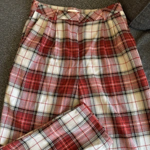 Rutiga tygbyxor - Rutiga tygbyxor från hm som endast är använda ett fåtal ggr o därav i superbra skick. De är pösigare längre upp och smalnar av vid anklarna. Säljer då de inte passar mig längre.