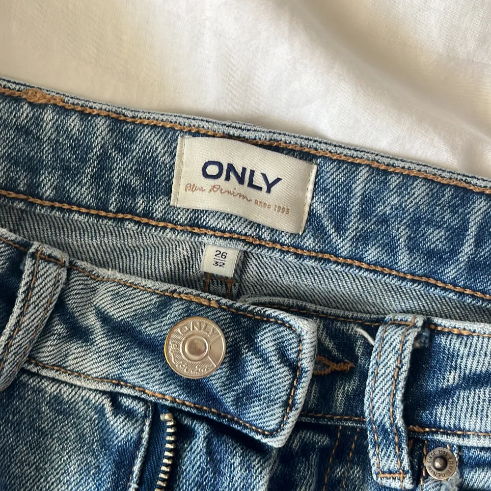 ONLY jeans i storlek 26/32, medelhög midja. Är 170 lång och de passar mig perfekt i längden. Säljer pga för små.. Jeans & Byxor.