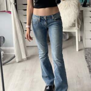 Trendiga low waist jeans, endast testade! Säljer på grund av för små för mig. Prislapp fortfrande kvar som ni ser, storlek S och nypris 440 kr! 🥰