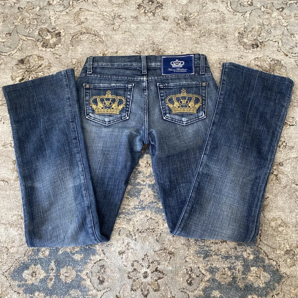 Säljer mina jätte snygga Bootcut Viktoria Beckham jeans för att dom tyvärr är försmå, jätte fint skick, inga fläckar eller nått❤️ innerbenslängden är 75cm och midjemåttet är 73cm (dubbelkollat)❤️. Jeans & Byxor.