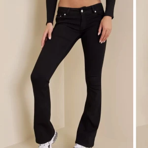 Jeans från nelly - Säljer mina jeans från Nelly i fint skick, dom e low waist bootcut. Storlek 38 men sitter som 36💕lappen i bak har gått upp men går säkert att sy. Annars inget man tänker på! Skriv för fler bilder osv❤️❤️
