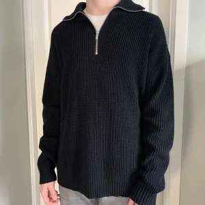 Stickad Half zip Tröja - Snygg quarter zip tröja från topman i toppskick.  Den är storlek M men lite oversized för mitt tycke på mig som är 177. 