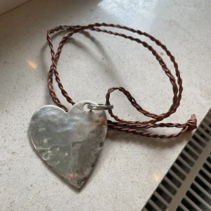Halsband - Halsband med hamrat hjärta. Enkelt att byta kedja på smycket