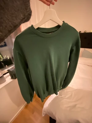 Skogsgrön sweatshirt från hm  - Superfint skick mi storlek xs herr storlek, sitter som en M på mig som brukar ha xs/s. 100kr + frakt🌟