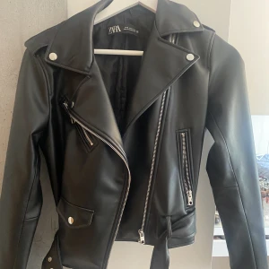 Skinnjacka - Säljer nu min skinnjacka ifrån zara. Den är i storlek s, inget tecken för användning. 💖