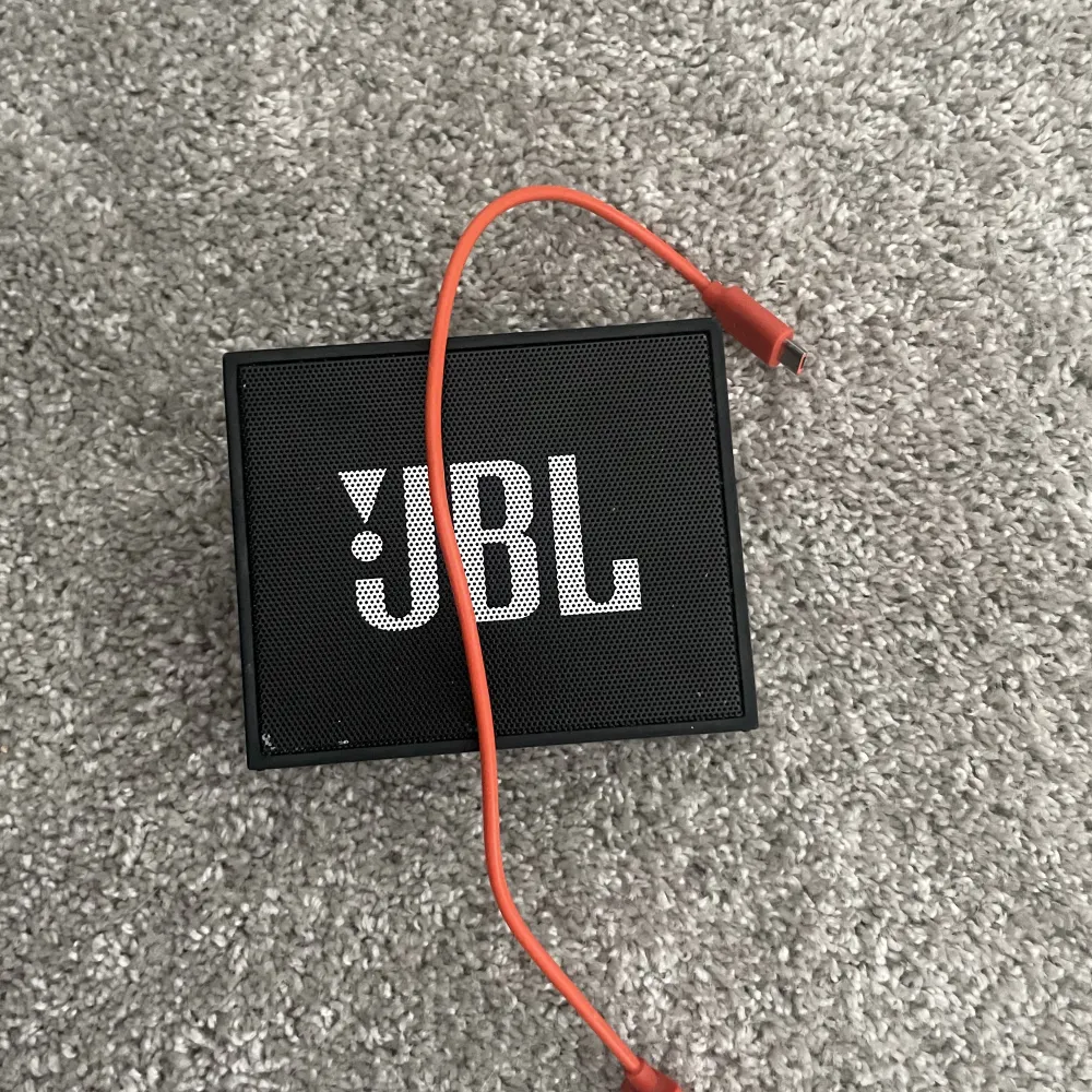 Jbl Go+ bluetooth högtalare. Fullt fungerande och laddaren ingår såklart. Denna används aldrig längre för har flera andra. Priset kan diskuteras. Övrigt.