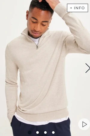 Halv zip från Jack and jones - Hej. Jag vill sälja min halv zip då jag köpt fel storlek använt den 1 gång inget fel på den eller något ny kostar 400kr och säljer min för 300kr då jag inte vill ha den för storleken.