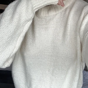 Beige/vit stickad  - Stickad tröja passar en S-L superfint skick. Knappt använd