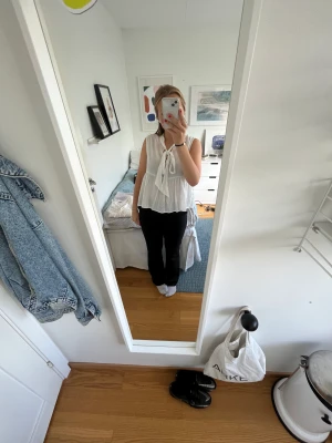 Vit blus - En jätte fin blus som är köpt på Plick innan. Är i jätte fint sick, kommer tvättas innan sickning. Är från design by 3f. Skulle inte säga att dne är genom skinlig(men det ser ut som de på bilden). Skulle säga att den passar xs-m. Köparen står för frakt 📦 