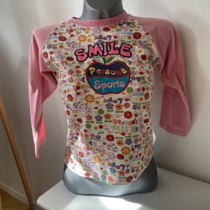 Tröja  - Vintage tröja med massa tryck på, 3/4 ärm, passar xs och s 