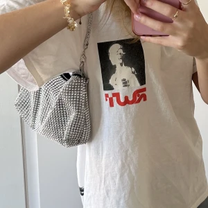 glittrig väska - glittrig väska i silver! självaste dragkedjan har lossnat så den går inte att stänga, därav priset. skriv om du vill se fler bilder eller undrar något :) 🪩🤍👜