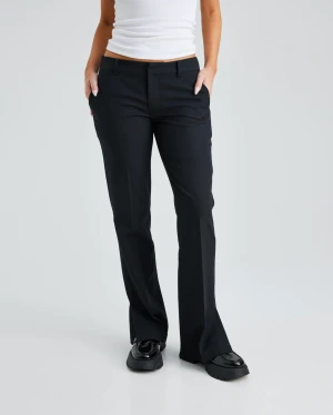 Lågmidjade kostymbyxor bikbok  - Säljer dessa lågmidjade kostymbyxor med slits i modellen ”Vera” från Bikbok. De är i storlek 40. Dem är väldigt små i storleken, de är tyvärr försmå för mig som vanligtvis har storlek 38. 