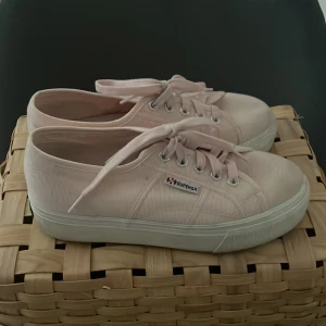 Rosa sneakers tygskor - Ljusrosa tygskor från Superga. Använda några få gånger men är i väldigt bra skick. Köpta nya i en butik i göteborg för 1100:-. Säljer pga rensar garderoben och har köpt ett par liknande nya.💕