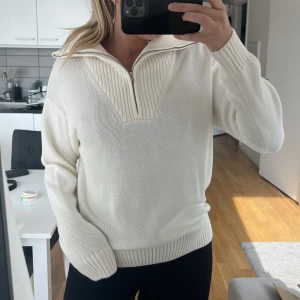 Stickad tröja Zara - Använd 1 gång. Nyskick 💖 färgen är lite off-white. Väldigt skön!