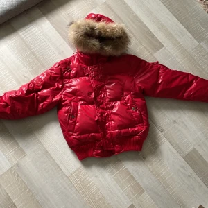 Vintage Vinterjacka från rush! - En vinterjacka från rush som inte har några hål eller märken den är i väldigt gott skick. Glansig på utsidan och matt på insidan och är en otroligt snygg och shysst jacka till ett extremt bra pris!