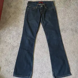 Vintage bootcut Levi’s jeans med low-mid waist 💕W28L34 Säljer då dem inte passade mig. Ena benet är lite slitet som visas på andra bilden 