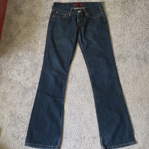 Low-mid waist Levi’s jeans  - Vintage bootcut Levi’s jeans med low-mid waist 💕W28L34 Säljer då dem inte passade mig. Ena benet är lite slitet som visas på andra bilden 