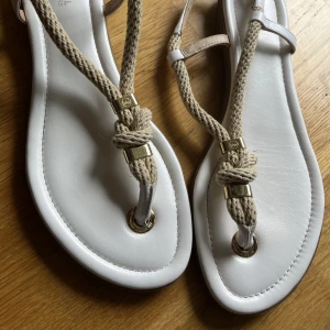 Michael Kors sandaler - Jättefina sandaler i strl 40. Helt nya. Använda en gång, pga fel storlek för mig. 