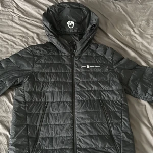 Sail Racing jacka - Hej, säljer denna svarta Sail Racing jacka i storlek 160/XS då den har blivit för liten. Den är sparsamt använd och är i toppenbra skick (8/10), inga defekter eller skador. Hör av er vid funderingar! 😊