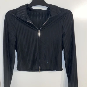 Topp - oanvänd. Den är mer som en M!💕 (Tröjan är genomskinlig!)