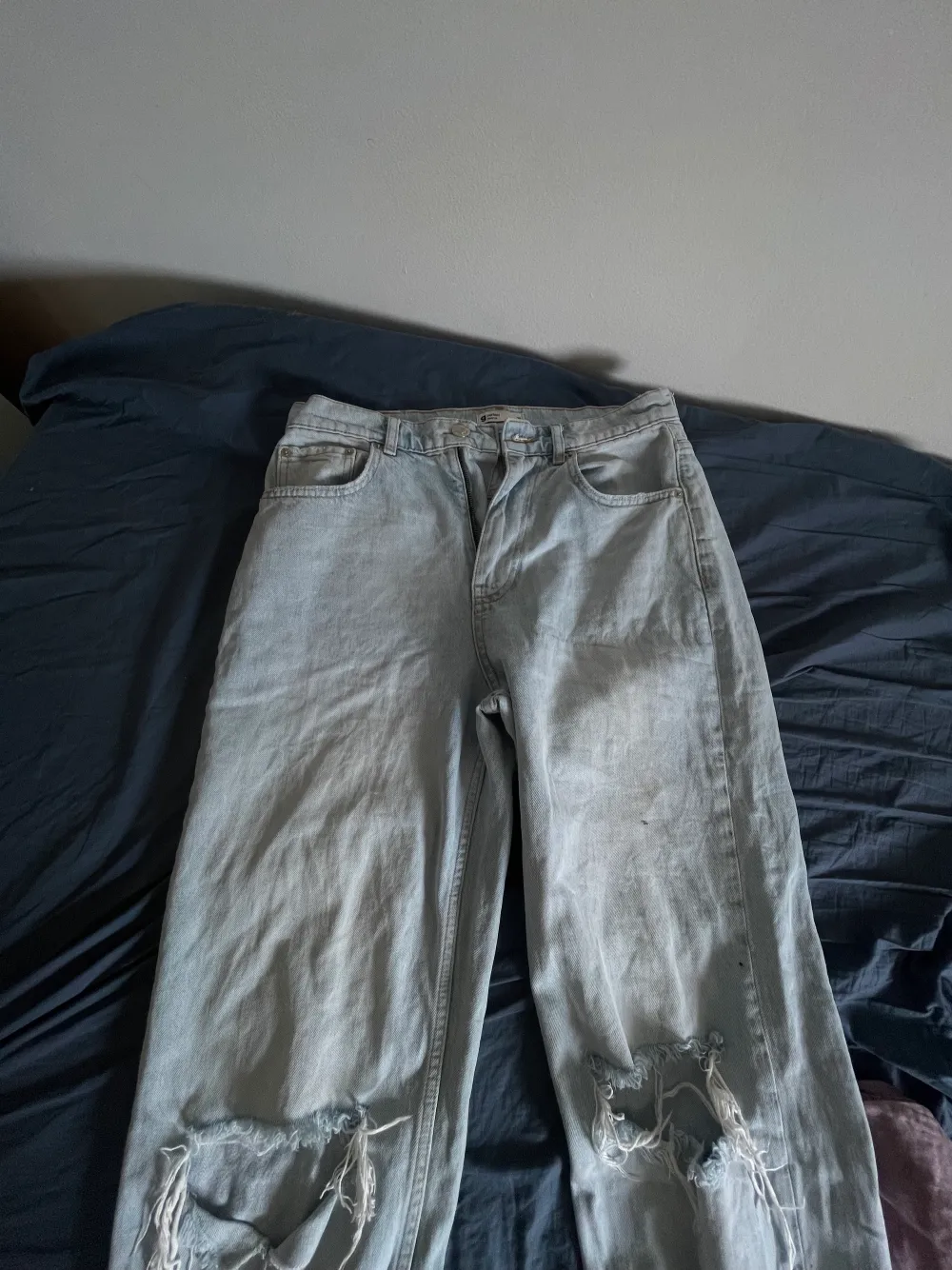 Säljer dessa snygga jeans knappt andvända(köparen står för frakt)💓. Jeans & Byxor.