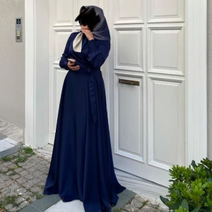 Satin klänning - nattblå✨ - Jättefin elegant klänning i färgen nattblå (midnight blue). Den är endast använd EN gång, och är som helt ny! Köpte den i somras för 799kr men är inte längre till användning därför säljer jag för 399kr. Priset kan diskuteras🤗har 2 styckna, både strl 40&44