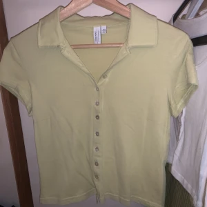 & other stories sage green cropped button up tee - perfect condition, size EUR 34, US 4, UK 8. 