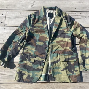 Kavaj - Coolaste kavajen i stan! Camoprint på bomullscanvas, snygga detaljer å välsydda insida. 