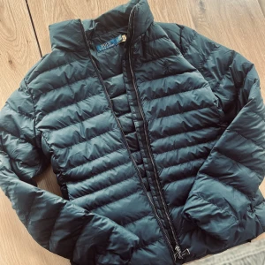 Jacka Ralph Lauren  - Tunn lättvikts jacka i dunmodell från Polo Ralph Lauren. Oanvänd. Storlek S. Nypris 2699:-