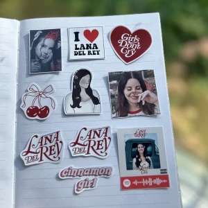 Lana del rey klistermärken  - Några Lana del Rey klistermärken 🩷 ca (3-5 cm) 8 kr/styck, 5 för 35, 10 för 65 kr. Frakt tillkommer på 15 kronor!