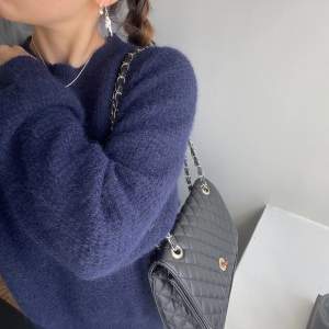 Svart väska som är köpt i Spanien! Lik Chanel i modellen!💗 hör av er för fler bilder!