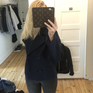 Mörkblå kappa  - Helt ny kappa från stradivarius köpt i Spanien i våras, mörkblå och finns inga fel på den! Passar perflkt nu till hösten 🍂Skriv om ni har frågor 🩷