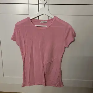 Fin rosa t-shirt, lite see-through! Köpte den på Sellpy, har själv använt den några få gånger men den är i bra skick! Ursprungligen från Zara ❣️