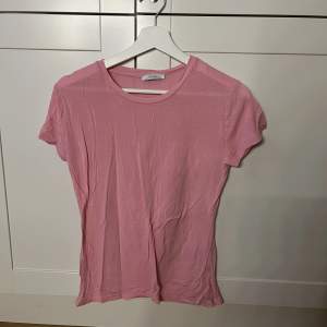 Fin rosa t-shirt, lite see-through! Köpte den på Sellpy, har själv använt den några få gånger men den är i bra skick! Ursprungligen från Zara ❣️