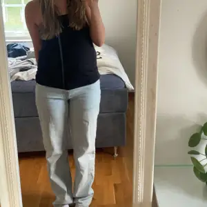 Gråa Lågmidjade raka jeans från Gina i storlek 36