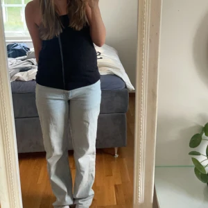 Low straight waisted jeans  - Gråa Lågmidjade raka jeans från Gina i storlek 36