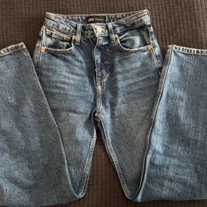 mörkblå jeans från Zara - Säljer dessa jeans från Zara i en lite mörkare blå jeansfärg. Något smalare i passform men sitter avslappnat och snyggt. Är knappt använda så är fortfarande i mycket bra skick. Storlek EU32. Fler bilder finns vid intresse.