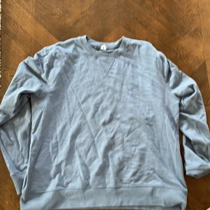 Ljusblå tröja från Arket  - Har knappt använt ! Köpte fel storlek , super fräsch och super bra kvalitet 