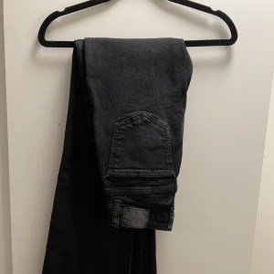 Flare jeans  - Jeans från Gina tricot i modellen full Lenght flare. Älskar modell men säljer då dom blivit för små Nypris 499