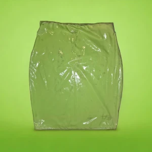 Limegrön minikjol i lack / lackkjol från NLY ONE - Limegrön minikjol i storlek XS, passar även S. Har några svarta märken (som det ofta blir i denna sortens tyg) därav det låga priset! Använd gärna köp-knappen 💖💖💖