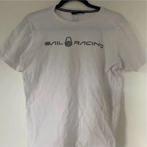 Sailracing T-shirt  - Sailracing Tshirt till både killar och tjejer. Storlek 170.