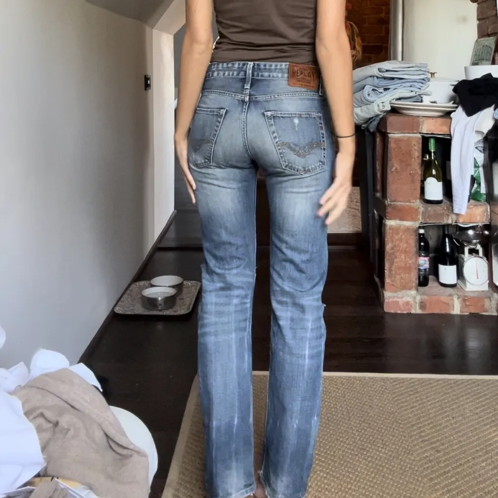 är en 34/36 de sitter perfekt på mig! har för många jeans därav säljer jag de🩵 jag är 168. Jeans & Byxor.