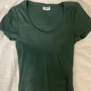 Grön topp  - En jättefin mörk grön ribbad top som jag säljer då den inte kommit till användning💗