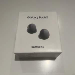 Helt nya oöppnade Samsung galaxy buds2 dom funkar till andra produkter än bara Samsung pris går och diskuteras