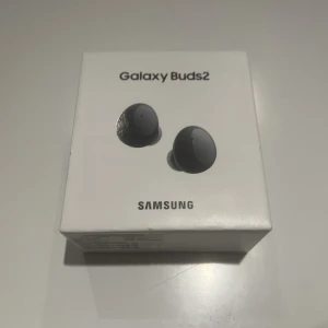 Samsung galaxy buds2 - Helt nya oöppnade Samsung galaxy buds2 dom funkar till andra produkter än bara Samsung pris går och diskuteras