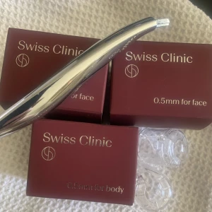 Skinn roller Swiss clinic   - Oanvända bålet för skinn roller från Swiss clinic.  Två till ansikte  En till kroppen  Ett skaft   Oanvända 